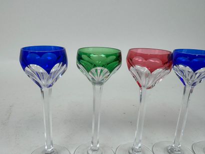 Série de 6 petits verres à liqueur en cristal...