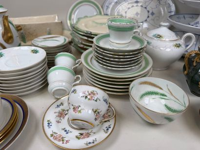 Important lot en porcelaine et faïence comprenant...