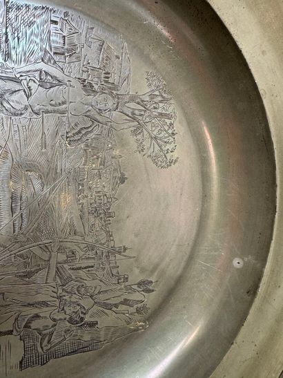 Paire de plats creux et circulaires en métal...