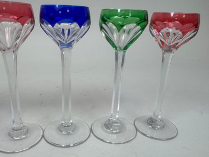 Série de 6 petits verres à liqueur en cristal...