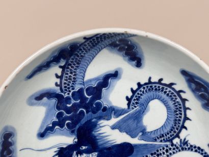 ASIE, XXe.
Plat creux en porcelaine polychrome...