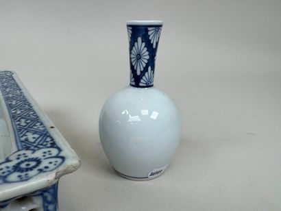Lot en porcelaine comprenant :
- ASIE, XXe.
Jardinière...