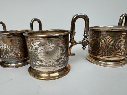 Six tasses ou supports de verre en métal...