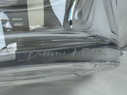 DAUM France.
Coupe en cristal moulé et pressé.
Signée...