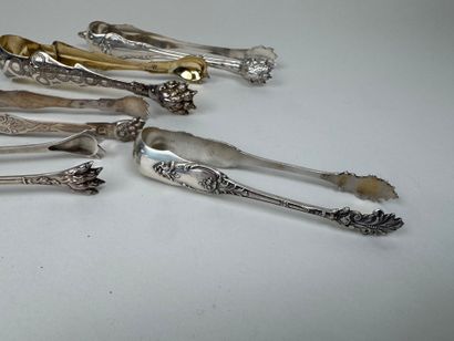 Five sugar tongs in 950/1000 silver, various...