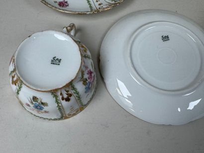 GOA.
Partie de service à café et thé en porcelaine...