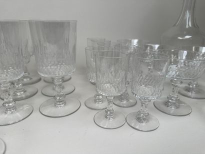 Partie de service de verres en cristal comprenant...