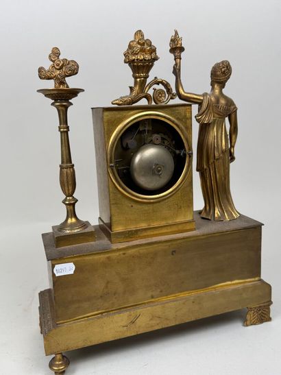 Pendule en bronze doré et ciselé à décor...