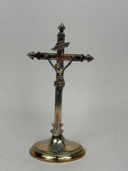 Crucifix en bronze argenté, le pied de forme...