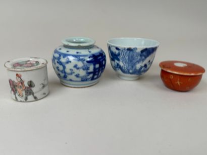 ASIE, XXe.
Lot en porcelaine polychrome comprenant...