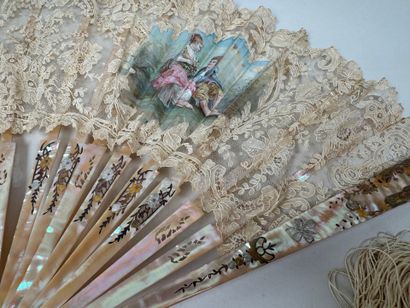 Éventail en nacre et dentelle à décor d'une...
