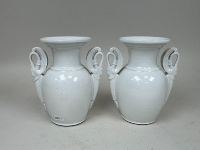 Paire de petits vases balustres en porcelaine...