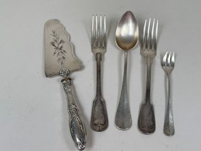 5 couverts dépareillés en métal argenté dont...