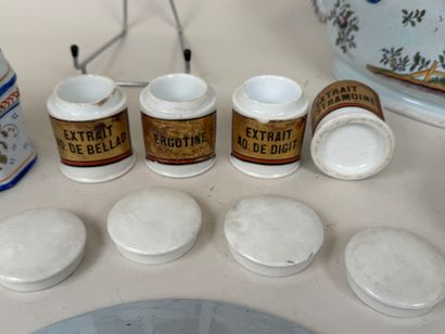 Lot en porcelaine et faïence polychrome comprenant...