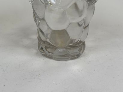 Vase en verre à décor en relief.
H. 17,5...