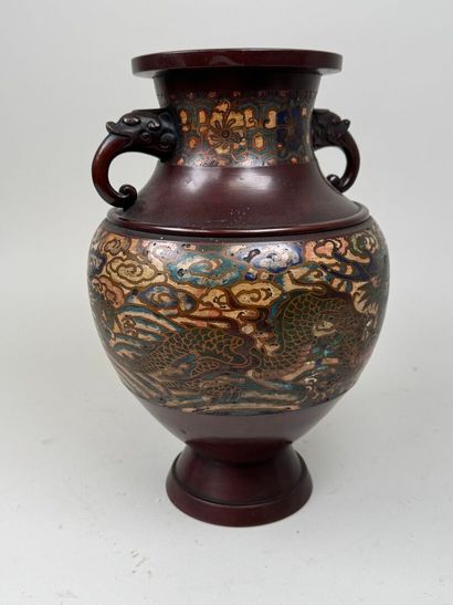ASIE, XXe.
Vase en bronze cloisonné et polychrome...