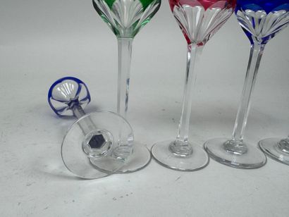 Série de 6 petits verres à liqueur en cristal...