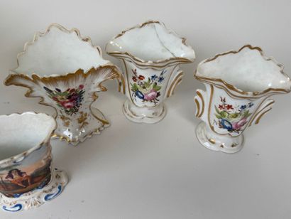 Collection de 8 vases de mariées en porcelaine...