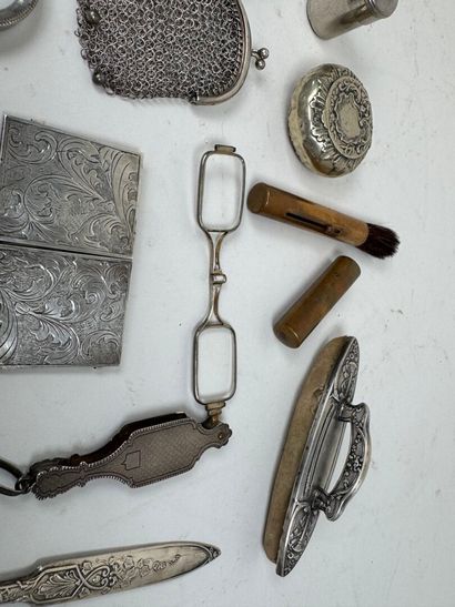 Lot d'objets de vitrine en argent et métal...