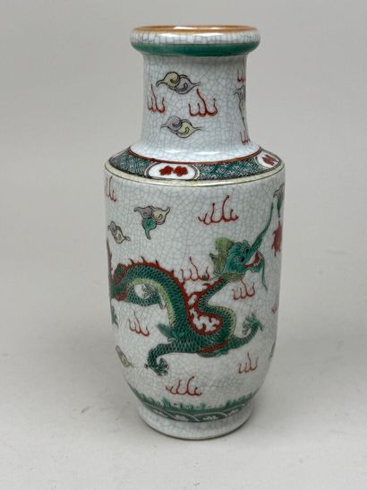ASIE, XXe.
Petit vase en porcelaine polychrome...