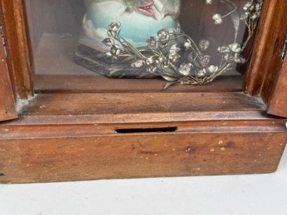 Vitrine à offrandes en bois teinté ouvrant...