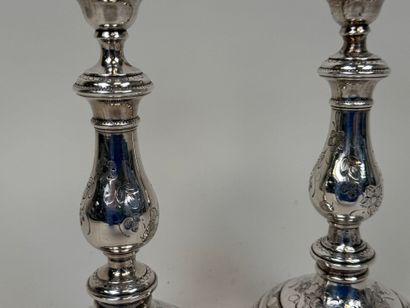 Paire de bougeoirs en bronze argenté et ciselé...