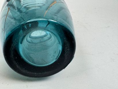 KOSTA, XXe.
Petit vase en verre coloré et...