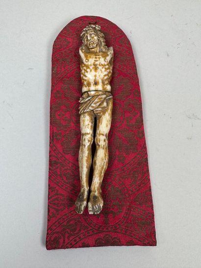 Christ en os.
H. 16 cm.
Présenté sur un support...