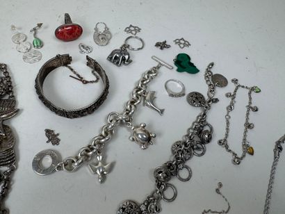 PACHE à Paris.
Collier et bracelet en métal...