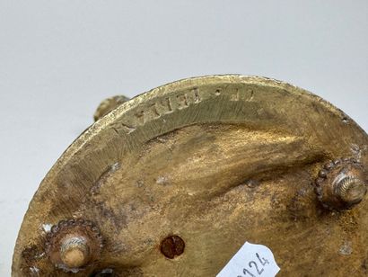 CH. LEBLANC.
Paire de bougeoirs en bronze...