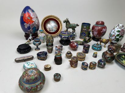 Important lot de 35 sujets en laiton cloisonné...