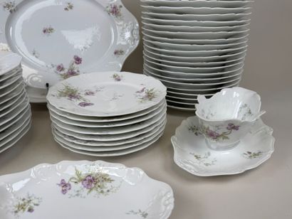 Partie de service de table en porcelaine...