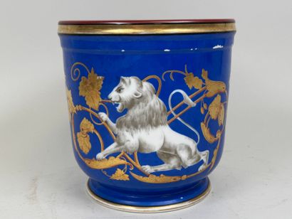 Cache-pot en porcelaine polychrome et or...