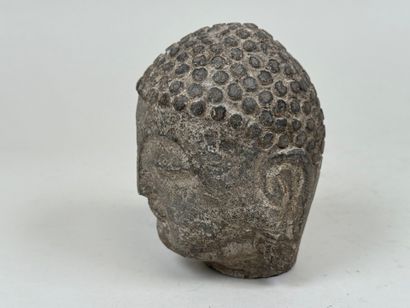 ASIE, XXe.
Tête de bouddha.
Sujet en pierre.
H....