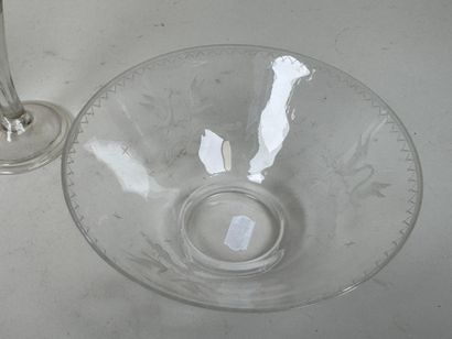 Petite coupe circulaire en cristal à décor...