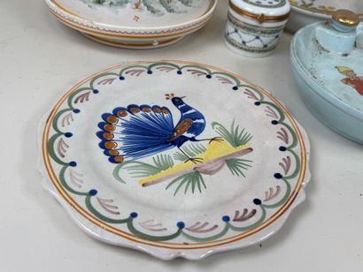Lot en faïence et porcelaine polychrome comprenant...