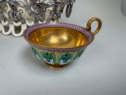 Petit lot en faïence et porcelaine polychrome...