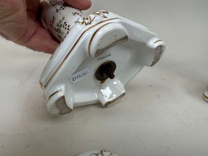 Paire de bougeoirs en porcelaine polychrome...