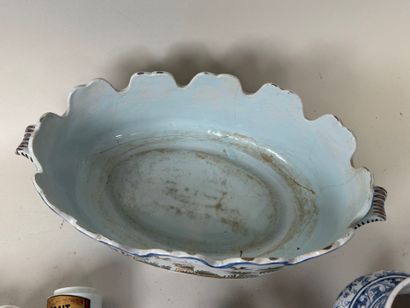 Lot en porcelaine et faïence polychrome comprenant...