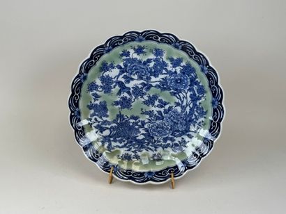 ASIE, XXe.
Grand plat polylobé en porcelaine...