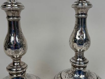 Paire de bougeoirs en bronze argenté et ciselé...