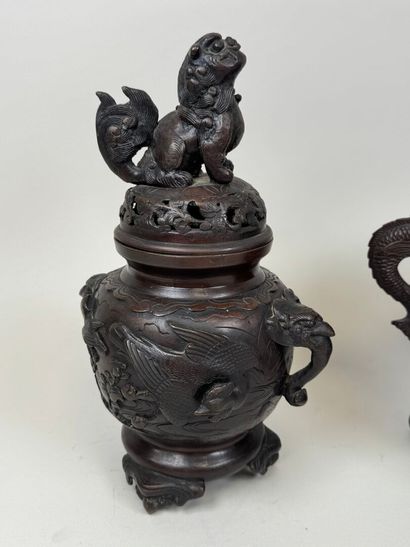 INDOCHINE, XXe.
Brûle-parfum en bronze patiné...
