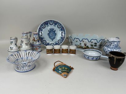 Lot en porcelaine et faïence polychrome comprenant...