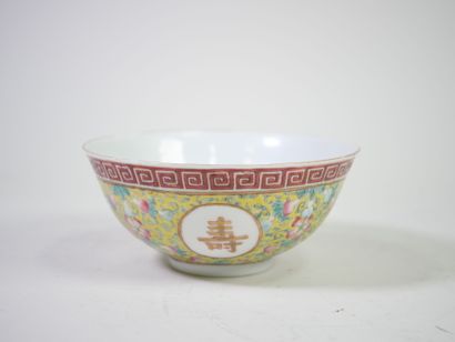 CHINE, XXe.
Bol en porcelaine polychrome...