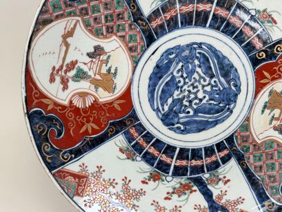 JAPON; IMARI.
Grand plat circulaire en porcelaine...