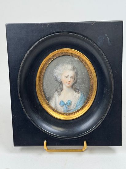 École XIXe.
Femme au nœud bleu.
Miniature...