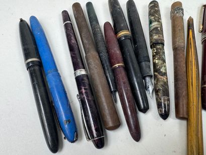 Collection de 23 stylos plumes ou porte-plumes.
(manques,...
