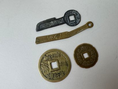 ASIE, XXe.
Quatre éléments en bronze ou laiton,...
