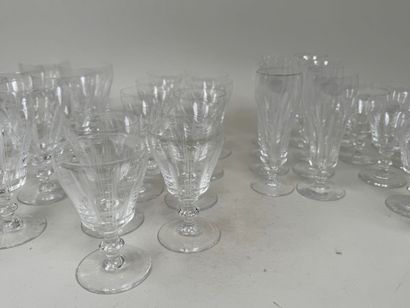 SEVRES.
Partie de service de verres en cristal...