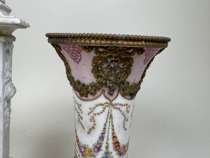 Lot comprenant :
- un vase en porcelaine...